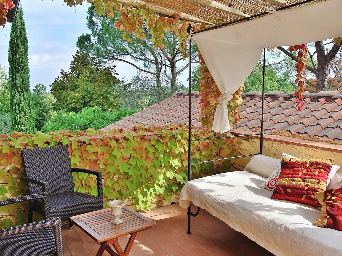 Terrazza privata romantica con divano, sedie e tavolo